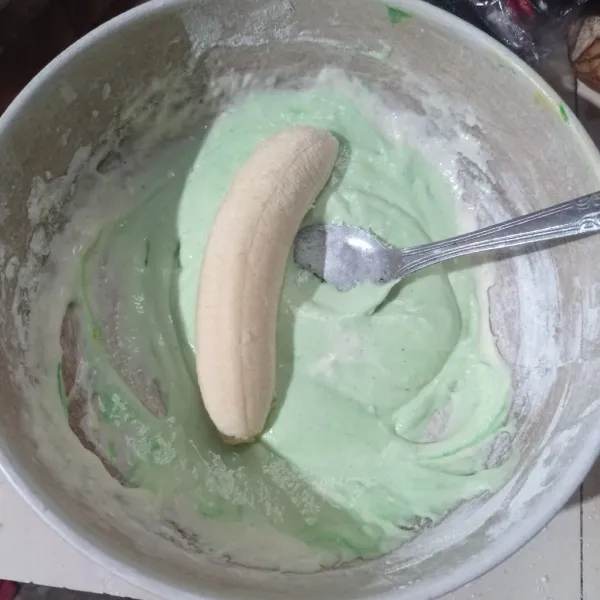 Masukkan pisang bolak balik sampai terbalut tepung.