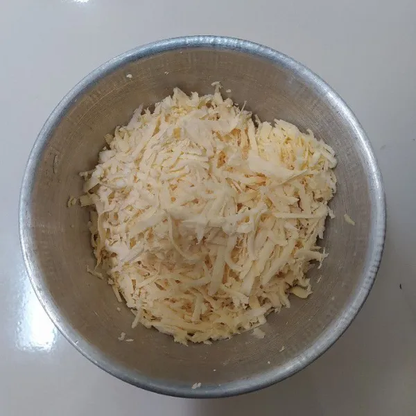 Kupas singkong, cuci bersih lalu serut dengan serutan rujak.