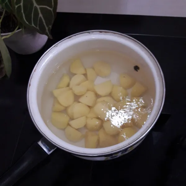 Kupas kentang kemudian potong kecil-kecil. Didihkan air, rebus kentang sampai empuk.