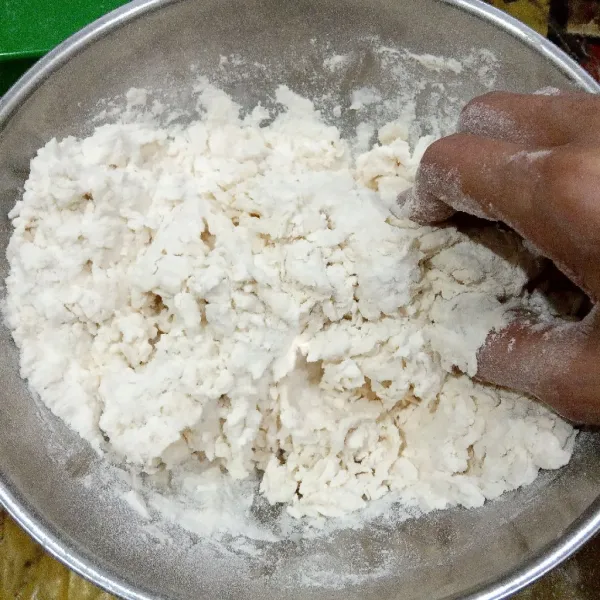 Tambahkan adonan biang, uleni hingga adonan lembut dan tidak lengket lagi di wadah