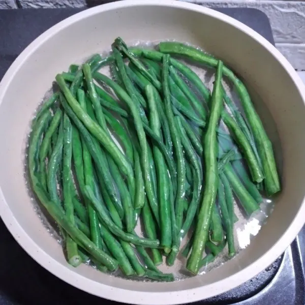 Didihkan air secukupnya tambahkan garam, masukkan kacang panjang masak selama 3 menit, angkat dan tiriskan