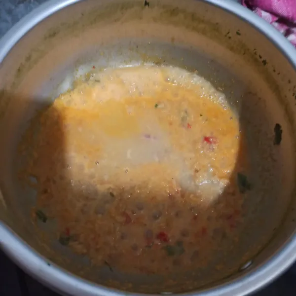 Tumis bumbu halus hingga harum.
