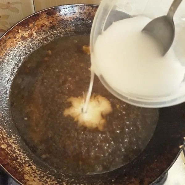 Setelah mendidih, masukkan sedikit larutan tepung maizena lalu aduk rata. Siram larutan saus tiram di atas pakcoy.