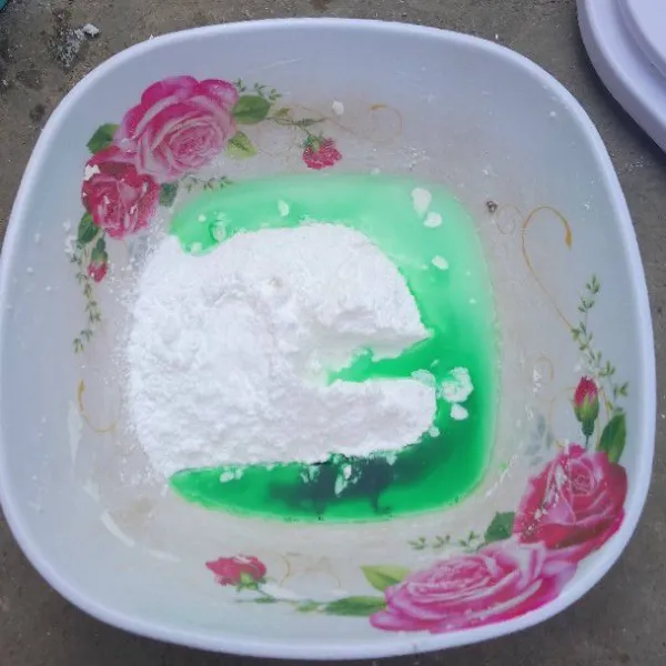 Siapkan tepung ketan kemudian tambahkan vanili bubuk, pewarna makanan, dan garam.