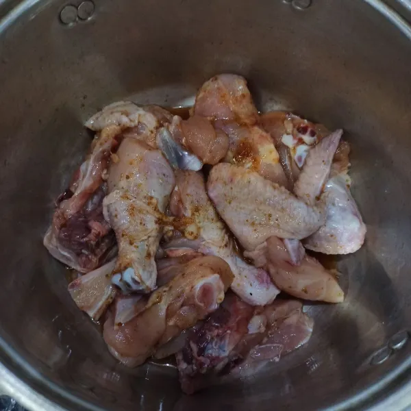Marinasi ayam dengan bumbu halus, bawang putih bubuk, gula pasir, kunyit bubuk, lada bubuk, garam, gula merah, dan penyedap rasa selama 10 menit.