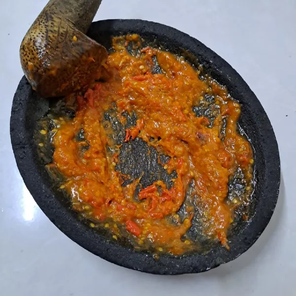 Uleg sampai halus. Koreksi rasa sesuai selera.