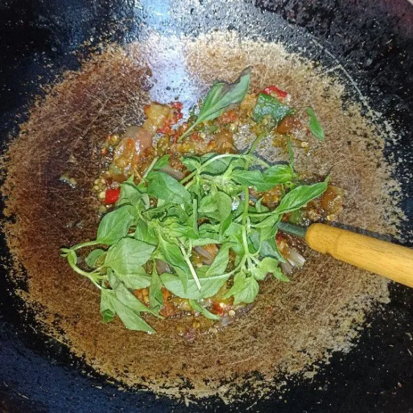 Masukkan kemangi.