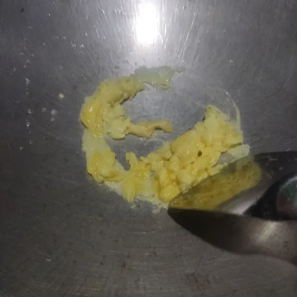 Buat telur orak-arik terlebih dahulu lalu sisihkan.