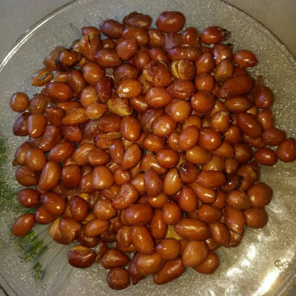Goreng kacang tanah sampai matang dan berwarna golden brown, angkat dan sisihkan.