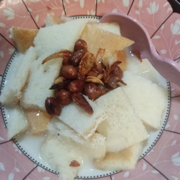 Terakhir beri bawang goreng, sajikan hangat.