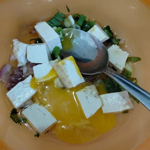 Lalu masukkan potongan tahu, aduk hingga rata.