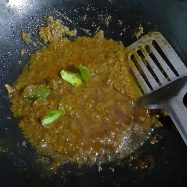 Panaskan minyak sayur dan tumis bumbu halus, serai, daun jeruk purut hingga tidak berbau langu.