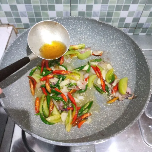 Tumis hingga sedikit layu. Setelah itu masukkan minyak tanak. Aduk rata. Matikan api. Menumis bumbu tidak boleh ter lalu over agar warna cabe tetap menarik.