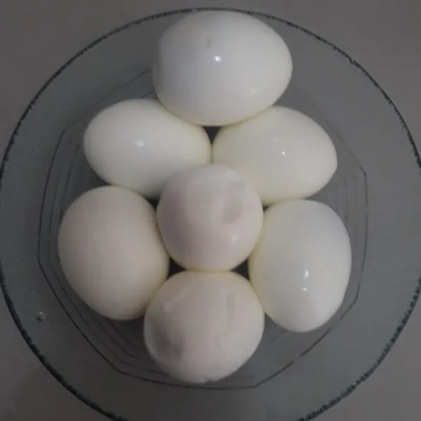 Rebus telur sampai matang lalu kupas dan sisihkan.