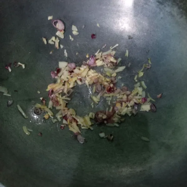 Panaskan minyak, tumis bawang bombai, bawang merah dan bawang putih hingga harum.