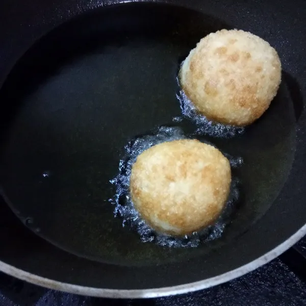 Goreng model dalam minyak panas dengan api sedang cenderung kecil hingga matang kecoklatan