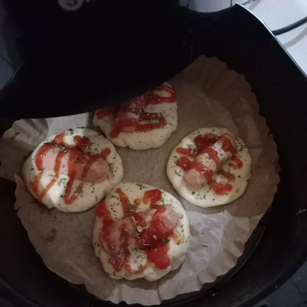 Panggang di airfryer atau oven pada suhu 170 derajat celcius selama 15-20 menit hingga matang. Siap disajikan