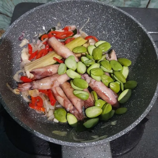 Tambahkan cumi asin dan juga petai yang sudah dikupas.