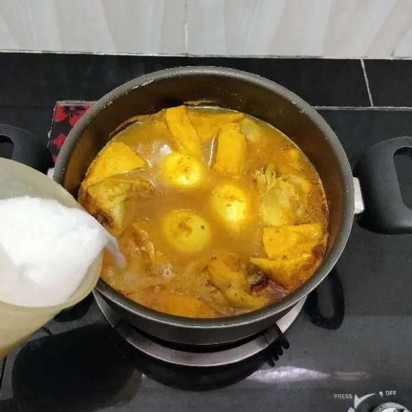 Setelah itu masukkan santan, aduk rata. Masak hingga mendidih.