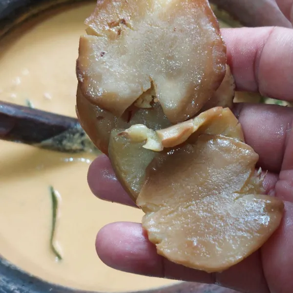 Tambahkan jengkol, masak sebentar.