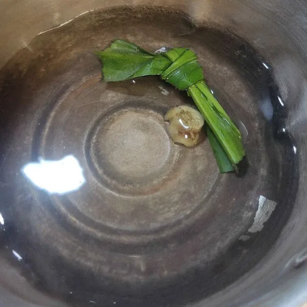 Rebus air, jahe, dan daun pandan.