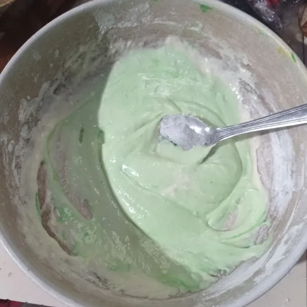Masukkan tepung beras, air dan pasta pandan, aduk rata.