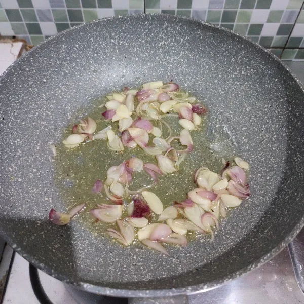 Panaskan minyak baru diatas pan, lalu tumis bawang merah dan bawang putih hingga wangi.