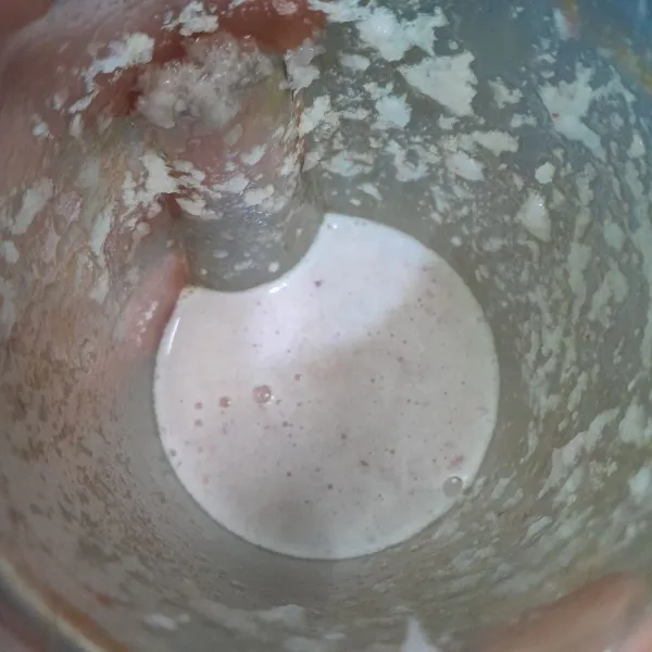 Masukkan bumbu halus ke dalam blender, kemudian proses hingga halus.