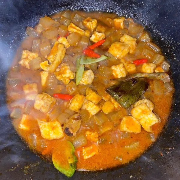 Masak sampai air sedikit menyusut dan bumbu meresap. Angkat lalu sajikan.