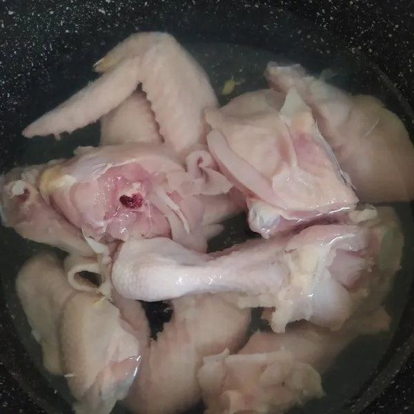 Rebus ayam setengah matang lalu buang airnya dan cuci ayam hingga bersih.