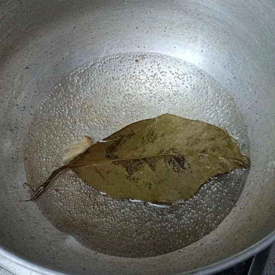 Didihkan air, daun salam dan laos.