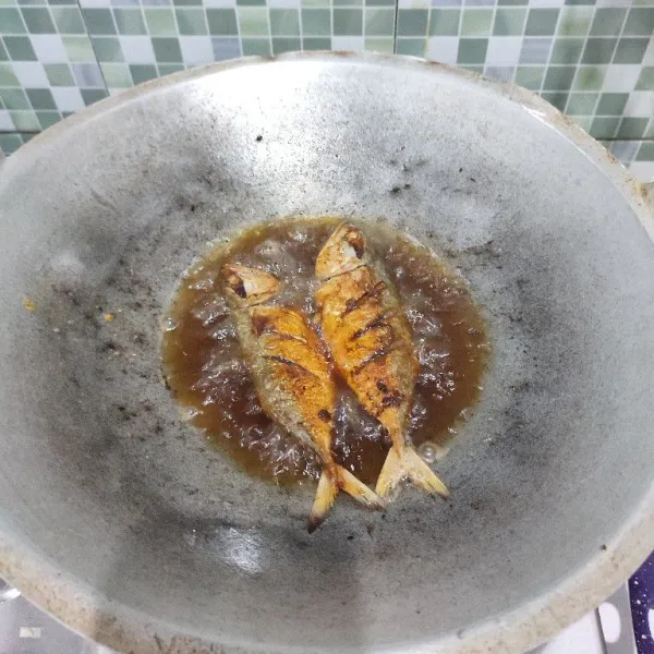 Panaskan minyak goreng, goreng ikan hingga sedikit garing atau sesuai tingkat kematangan yang diinginkan. Kemudian tiriskan.