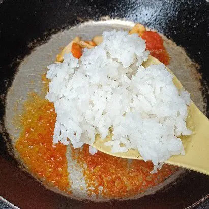 Masukkan nasi.