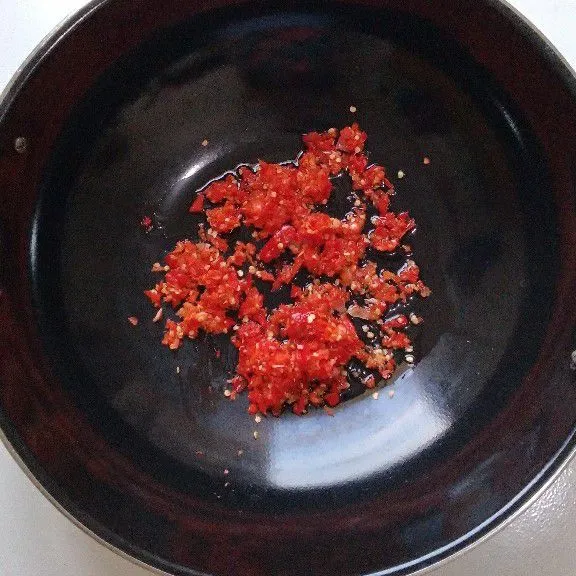 Tumis bumbu halus hingga layu.