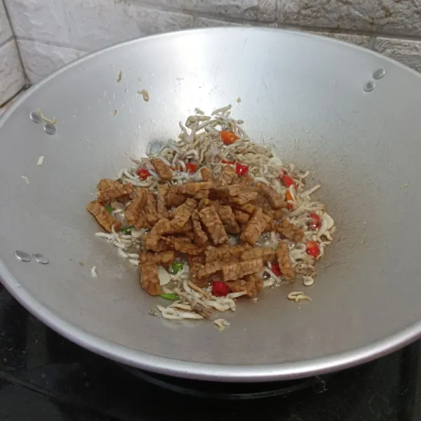 Masukkan tempe dan semua bumbu.
