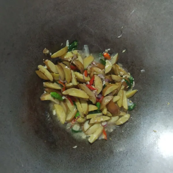 Masukkan jengkol dan cabe rawit utuh, beri sedikit air.