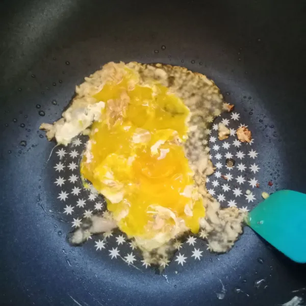 Masukkan telur, buat orak-arik.