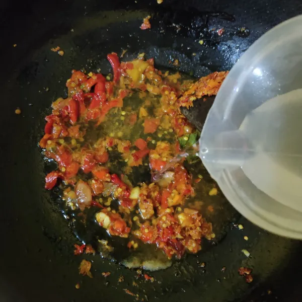Masukkan air, kaldu bubuk dan gula pasir. Masak hingga mendidih, tes rasa.