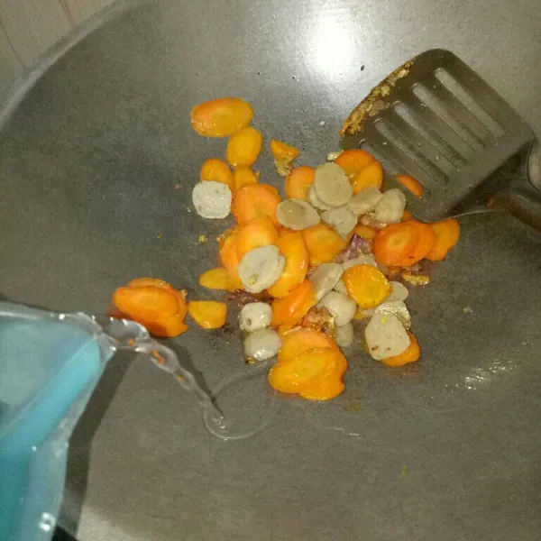 Haluskan bawang merah, bawang putih dan kemiri. Kemudian tumis sampai harum, lalu masukkan wortel, bakso dan air. Aduk rata masak sampai mendidih.