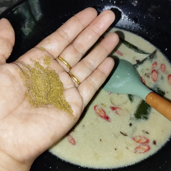 Tambahkan bumbu lapis, masak hingga mendidih.