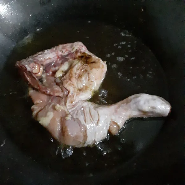 Marinasi daging ayam dengan asam jawa dan garam, diamkan selama 10 menit lalu goreng dengan minyak panas di api sedang hingga matang, sisihkan.