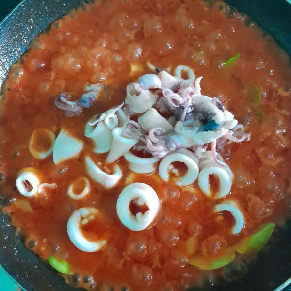 Masukkan cumi, garam dan kaldu bubuk.