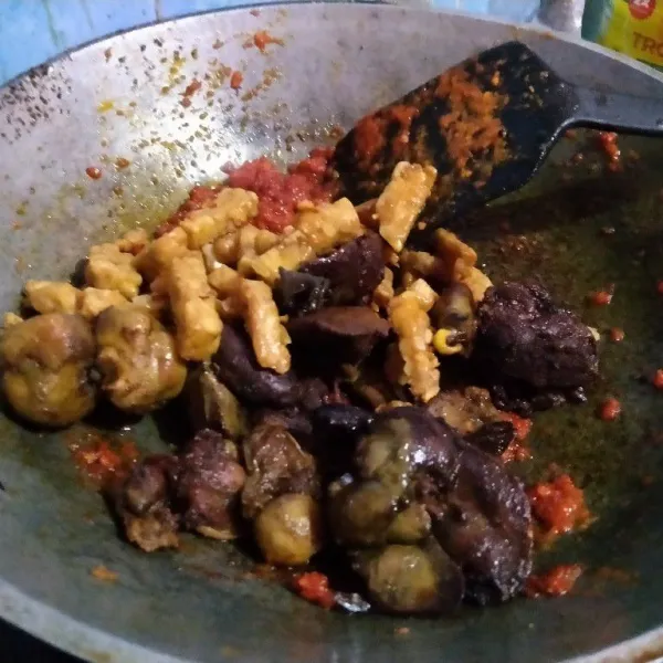 Masukkan tempe dan ati ampela, aduk rata.
