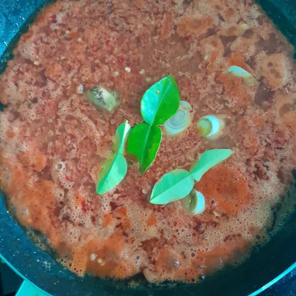 Masukan serai, jahe , dan daun jeruk.