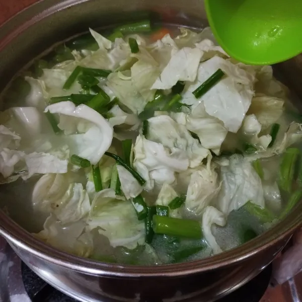 Lalu masukkan kubis, daun seledri dan daun bawang. Masak sampai sayuran setengah layu.