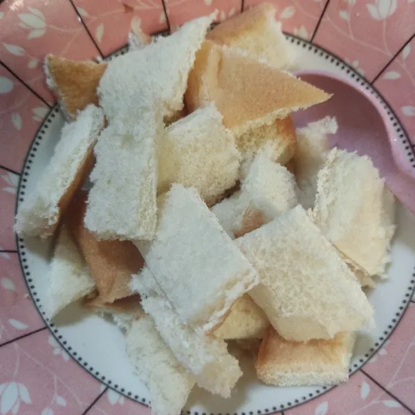 Potong-potong roti tawar, taruh di wadah saji.