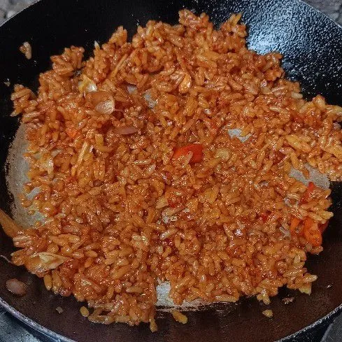 Tambahkan kecap dan saus lainnya. Bumbui.