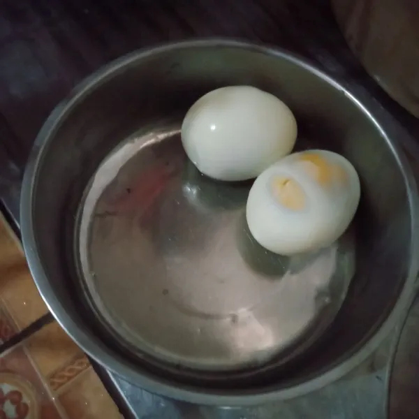 Rebus telur hingga matang, angkat dan tiriskan. Kemudian kupas kulitnya, sisihkan.