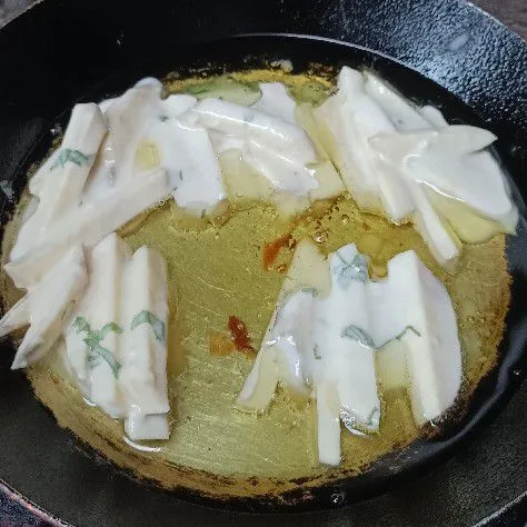 Goreng ke dalam minyak panas.