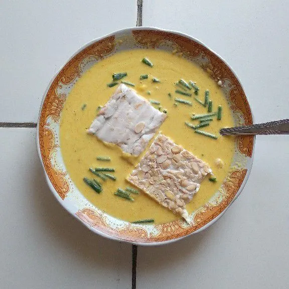 Masukkan tempe ke adonan tepung.